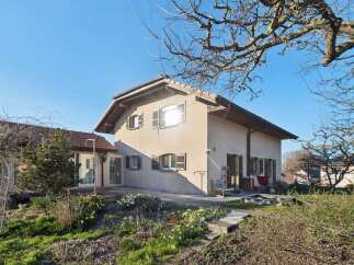 Discover this charming property featuring a classic design and a welcoming atmosphere.