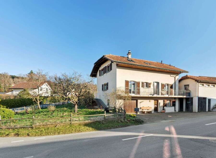 Discover this charming property featuring a classic design and a serene setting.