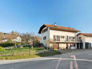 Discover this charming property featuring a classic design and a serene setting.