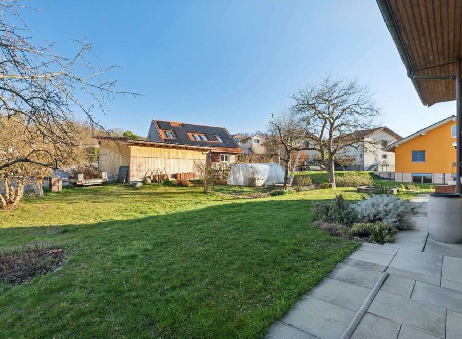 Discover this charming property featuring a spacious backyard, perfect for outdoor activities and relaxation.