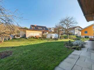 Discover this charming property featuring a spacious backyard, perfect for outdoor activities and relaxation.