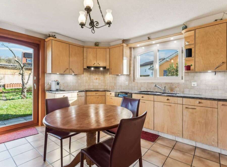 This charming kitchen features a warm and inviting atmosphere, perfect for family gatherings and culinary adventures.