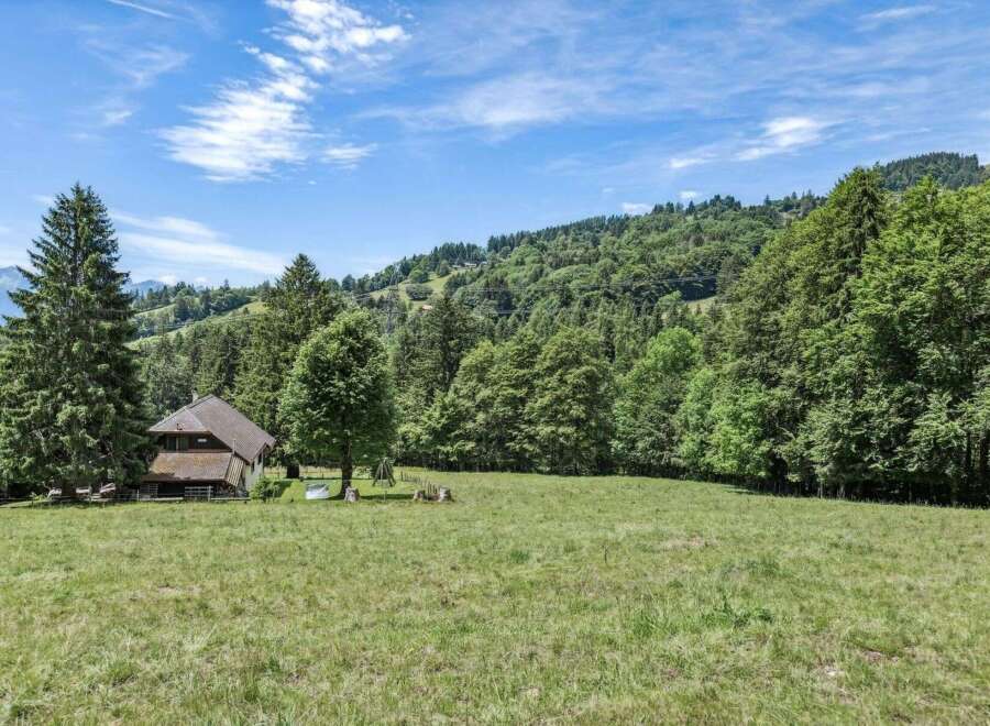 Discover your dream retreat in this stunning property! This charming home is nestled in a picturesque landscape, offering tranquility and natural beauty.