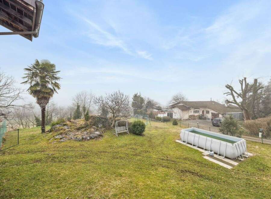 Discover this charming property featuring a spacious backyard, perfect for outdoor activities and relaxation.