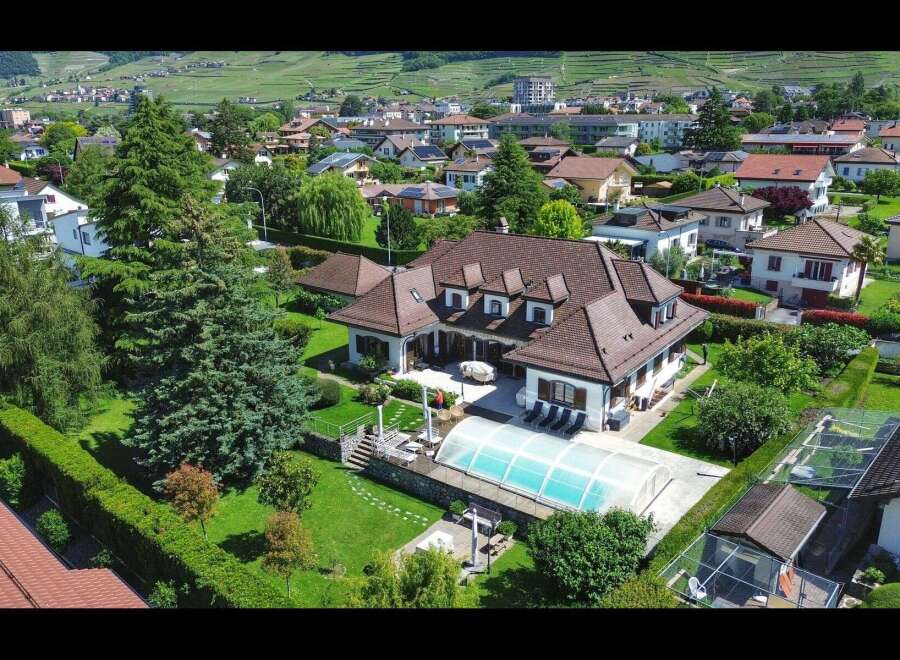 Discover luxury living in this stunning property featuring a private pool and meticulously landscaped gardens.