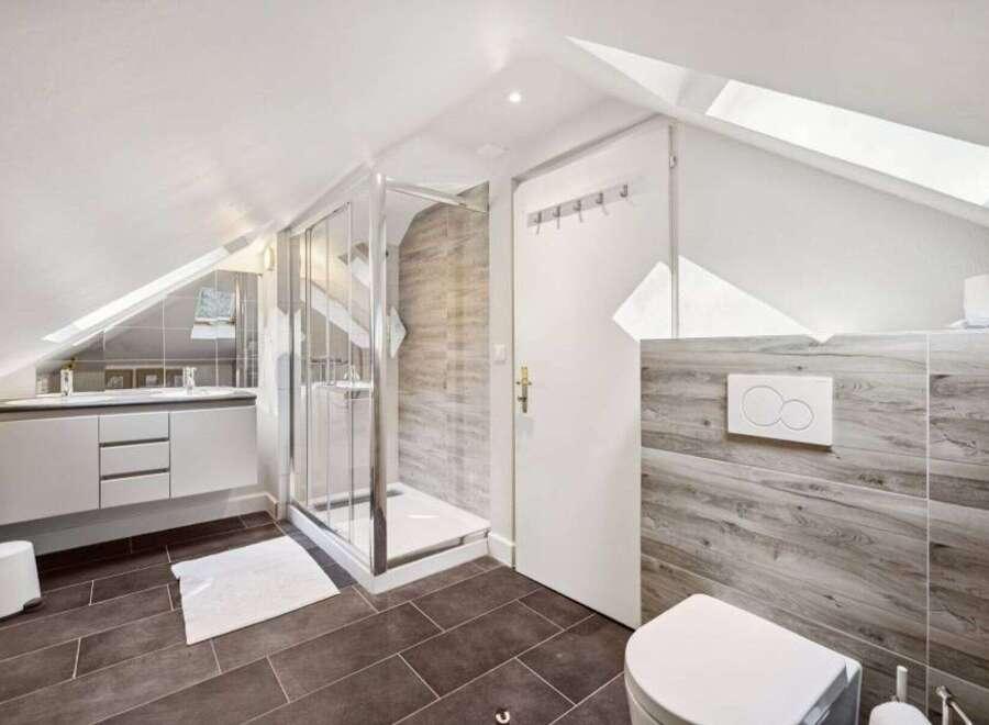 Discover this stunning bathroom featuring a modern design and luxurious finishes.
