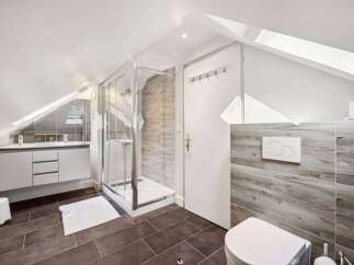 Discover this stunning bathroom featuring a modern design and luxurious finishes.