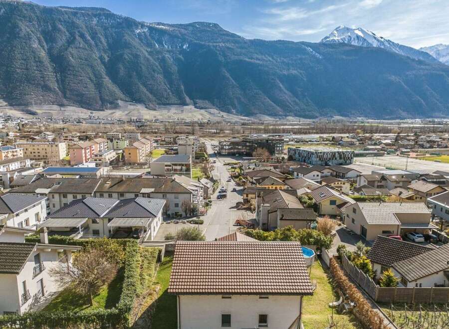 Discover this charming residential area nestled against a majestic mountain backdrop.