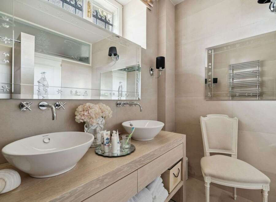 Step into luxury with this beautifully designed bathroom.