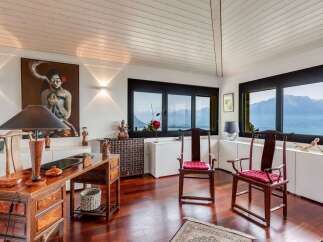 Experience luxury living in this stunning property with breathtaking mountain views.