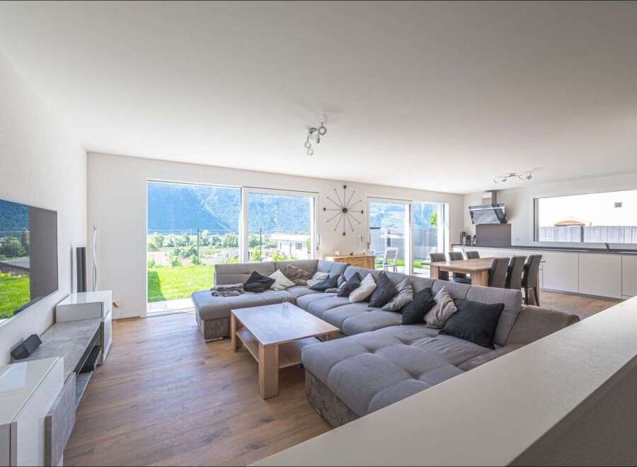 Experience luxury living in this stunning property! This home boasts a spacious open-plan layout, perfect for entertaining.