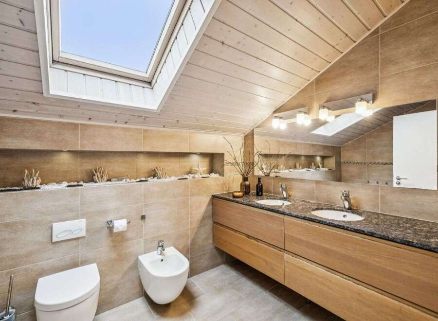 This stunning bathroom boasts a modern design with a touch of natural elements.