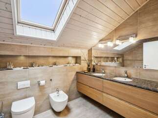 This stunning bathroom boasts a modern design with a touch of natural elements.