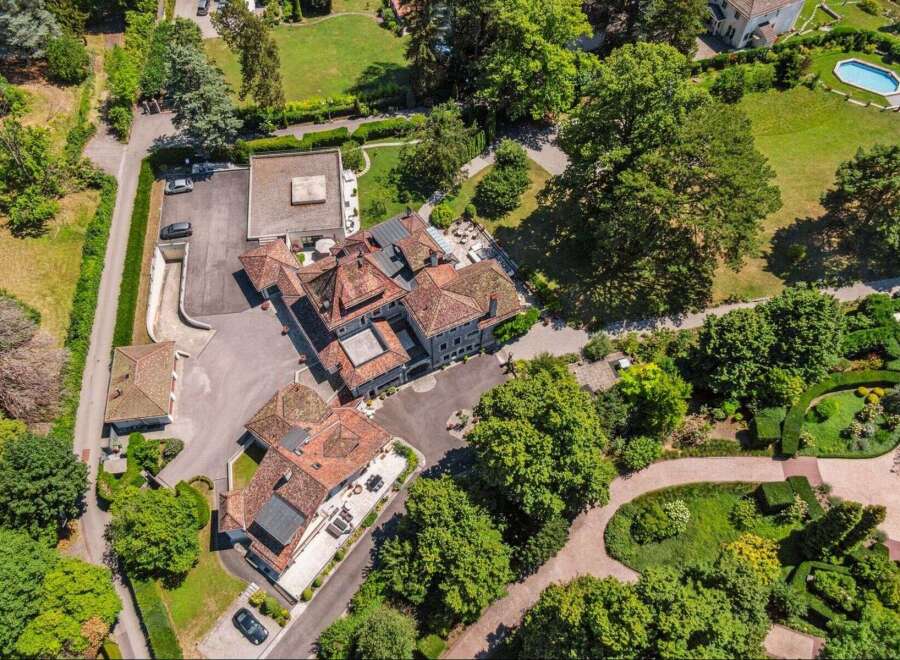 Discover a stunning estate with unparalleled elegance and privacy.