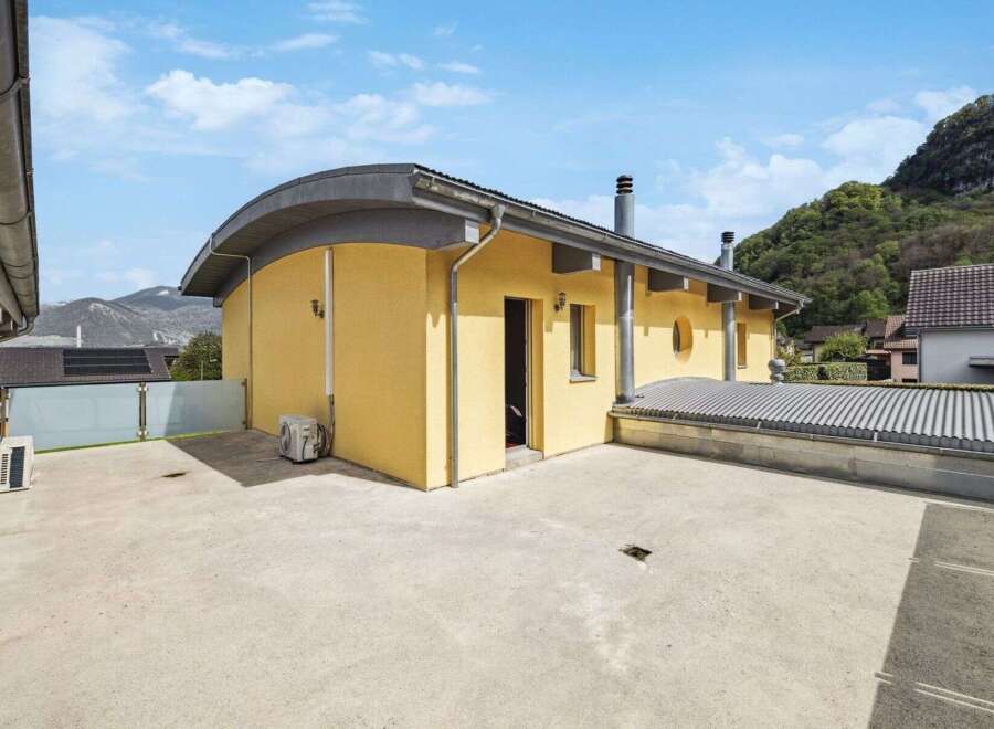 Discover this stunning property featuring a unique curved design and a spacious outdoor area.