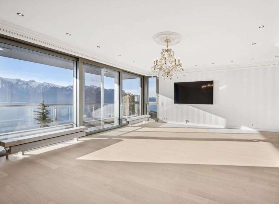 Experience luxury living with breathtaking mountain views in this stunning property.