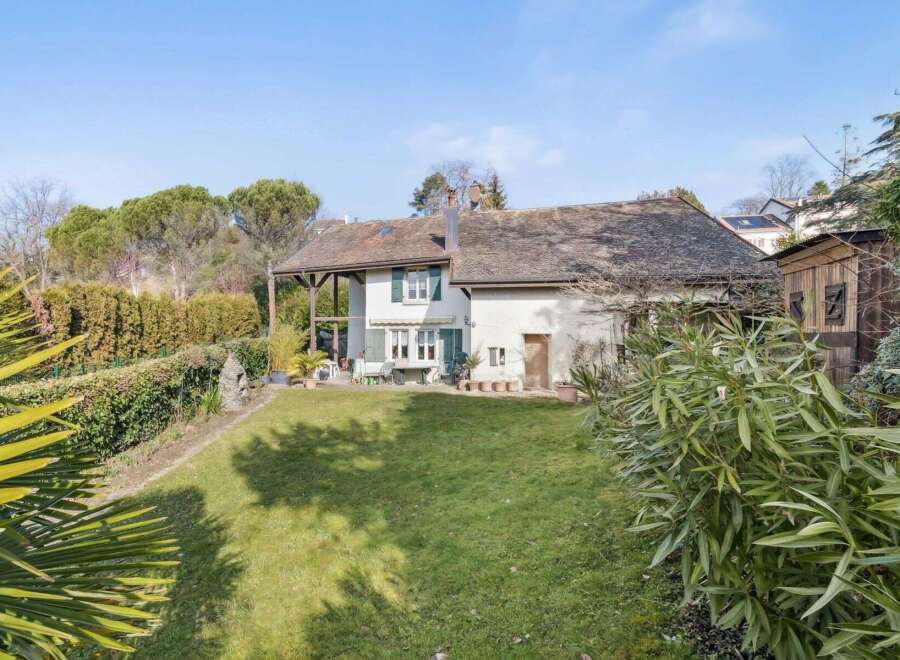 Discover this charming property featuring a spacious lawn and a well-maintained exterior.