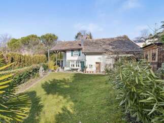 Discover this charming property featuring a spacious lawn and a well-maintained exterior.