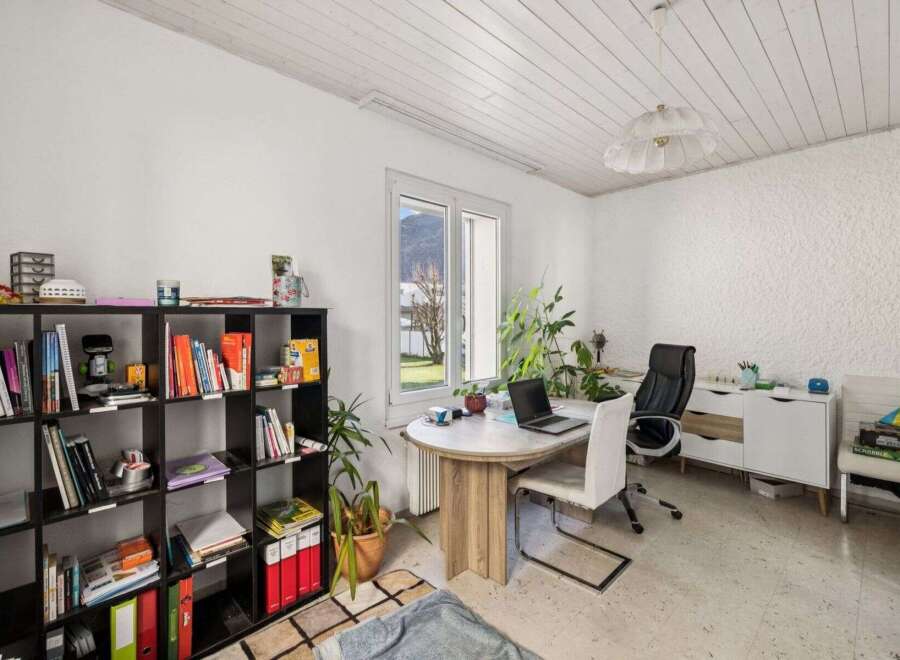 Discover this bright and airy home office, perfect for productivity and focus.