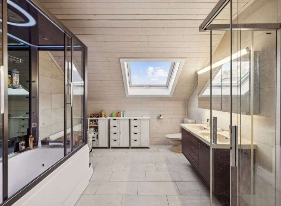 This stunning bathroom boasts a modern design with a luxurious feel.
