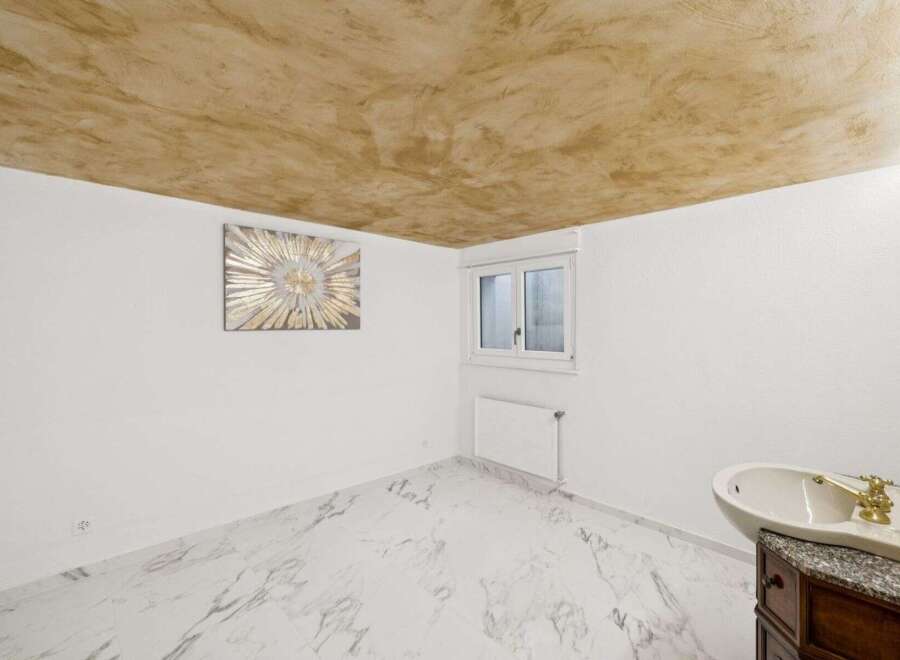 Discover this stunning property featuring a unique design.