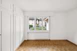 Discover this bright and airy room, featuring a large window that floods the space with natural light.