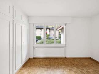 Discover this bright and airy room, featuring a large window that floods the space with natural light.