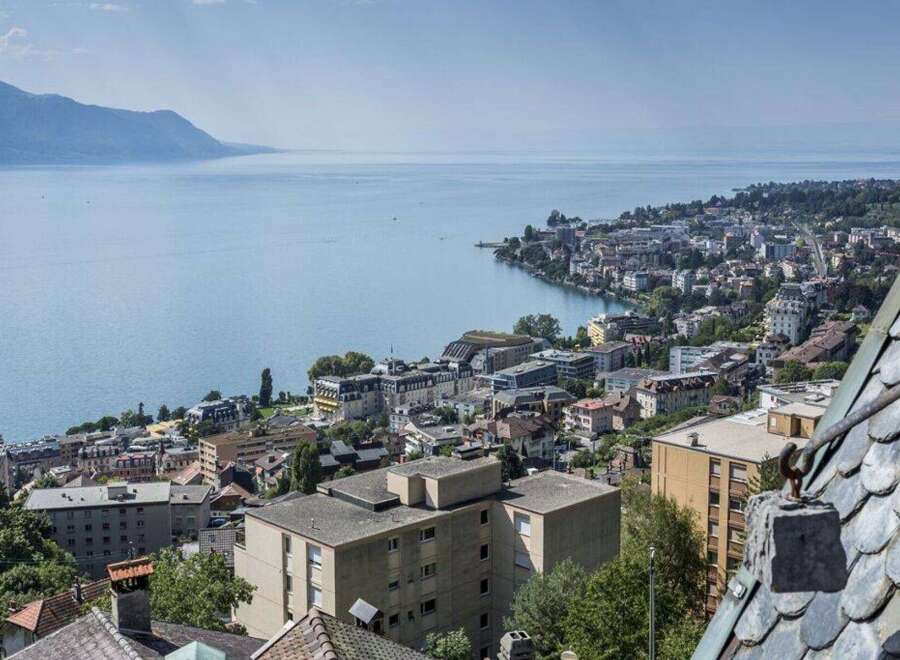 Discover breathtaking views and urban living in this stunning property.