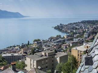 Discover breathtaking views and urban living in this stunning property.