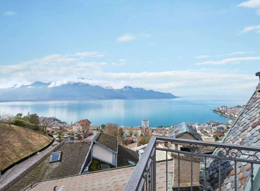 Enjoy breathtaking views from this stunning property! This home boasts a prime location with panoramic vistas of the lake and mountains.