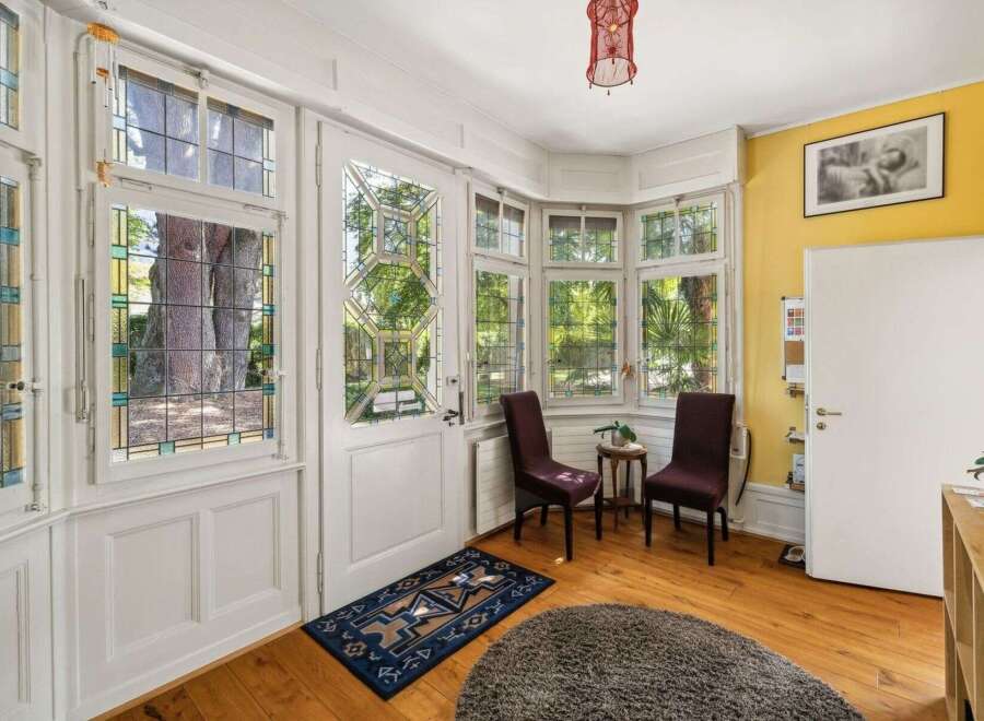 Step into this charming home and be greeted by an inviting entryway.