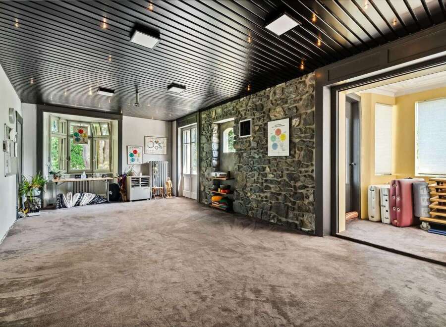 This spacious room boasts a unique blend of rustic and modern design elements, perfect for a variety of uses.