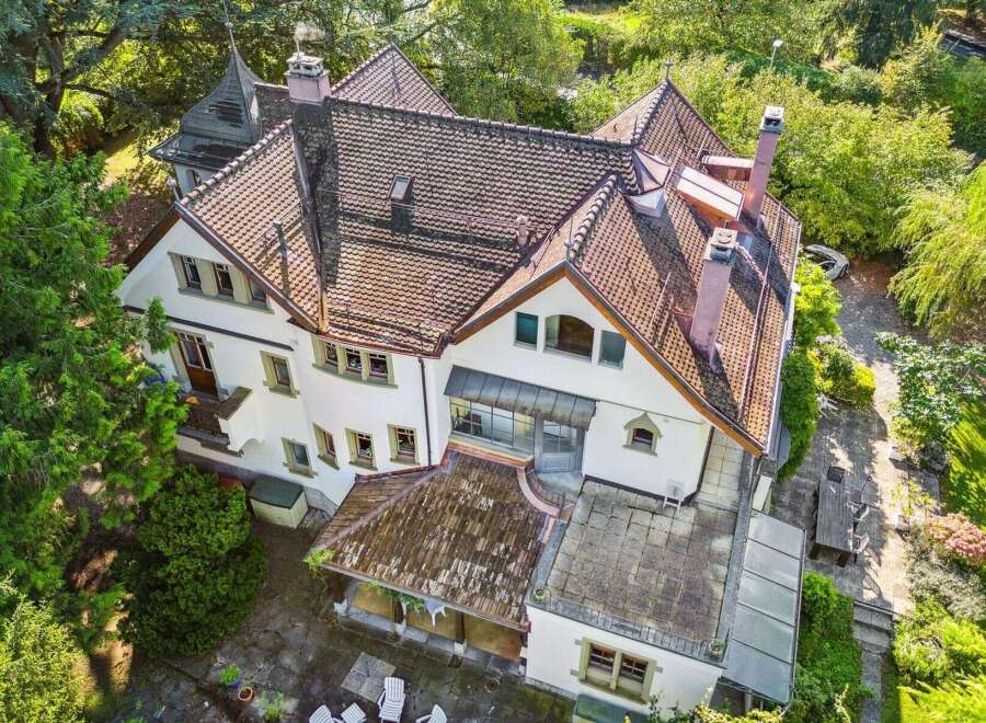 Discover the charm of this exquisite property, showcasing a stunning architectural design.