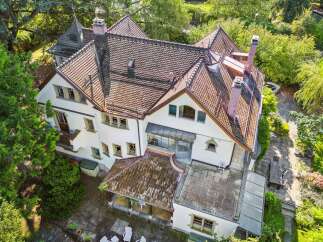 Discover the charm of this exquisite property, showcasing a stunning architectural design.