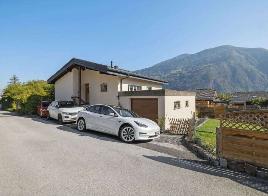 Discover this charming property featuring a modern design and a convenient garage.