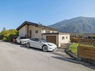 Discover this charming property featuring a modern design and a convenient garage.