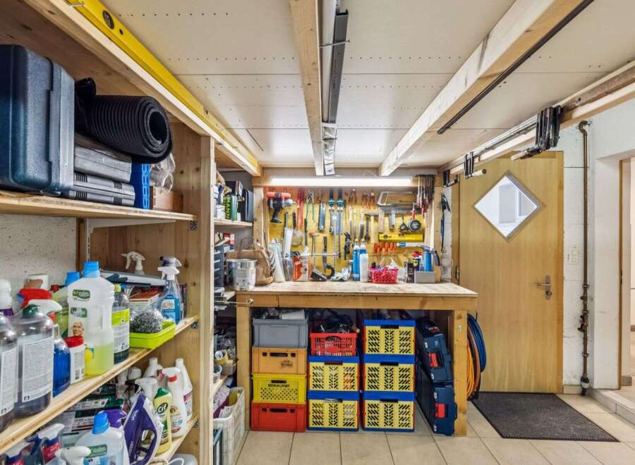 Discover the ultimate workshop space, perfect for DIY enthusiasts and homeowners alike.