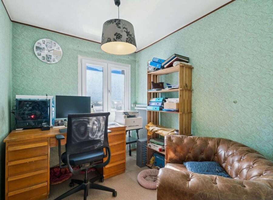 This cozy home office features a stylish desk setup, perfect for productivity.