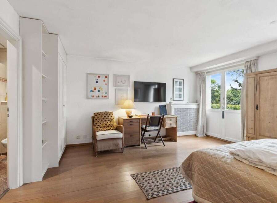 This bright and airy bedroom offers a comfortable and stylish living space.