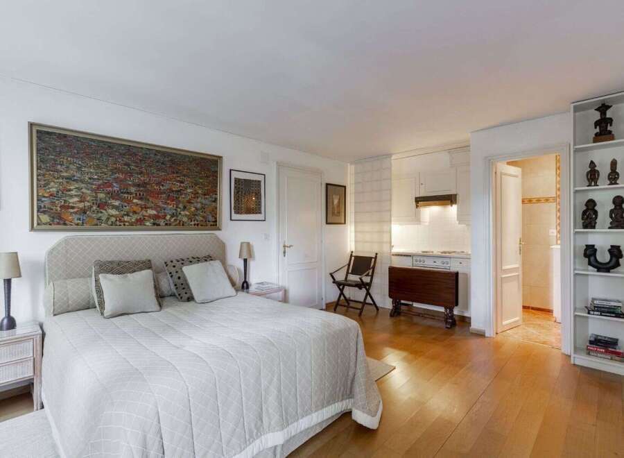Discover this charming studio apartment, perfect for those seeking a cozy and stylish living space.