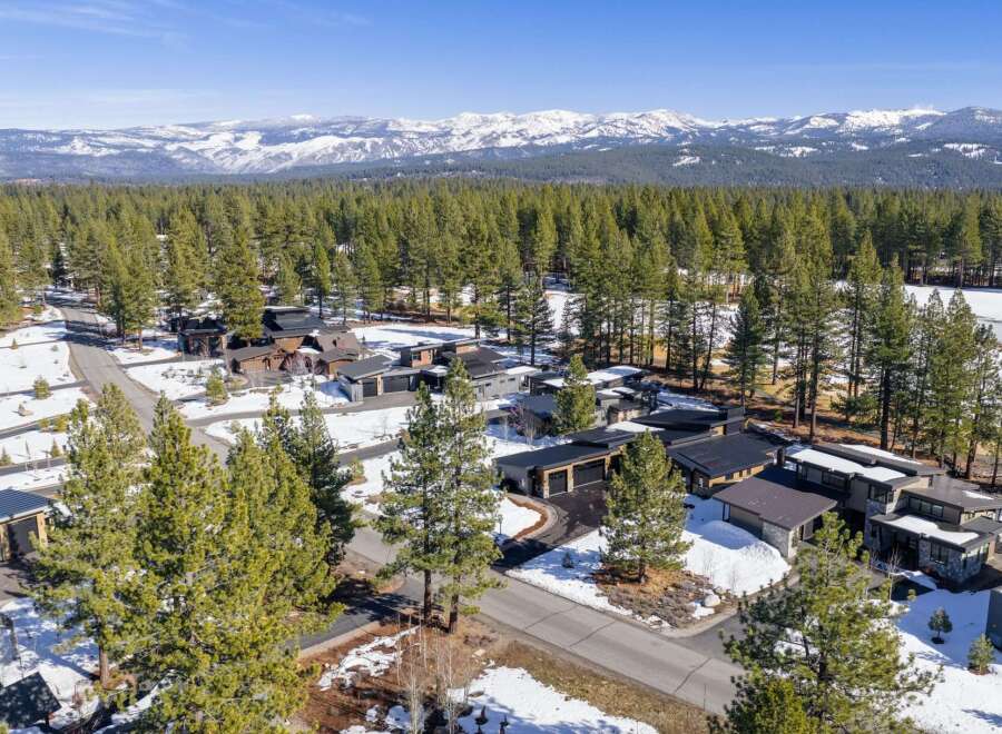 Discover luxury living in this stunning mountain retreat.