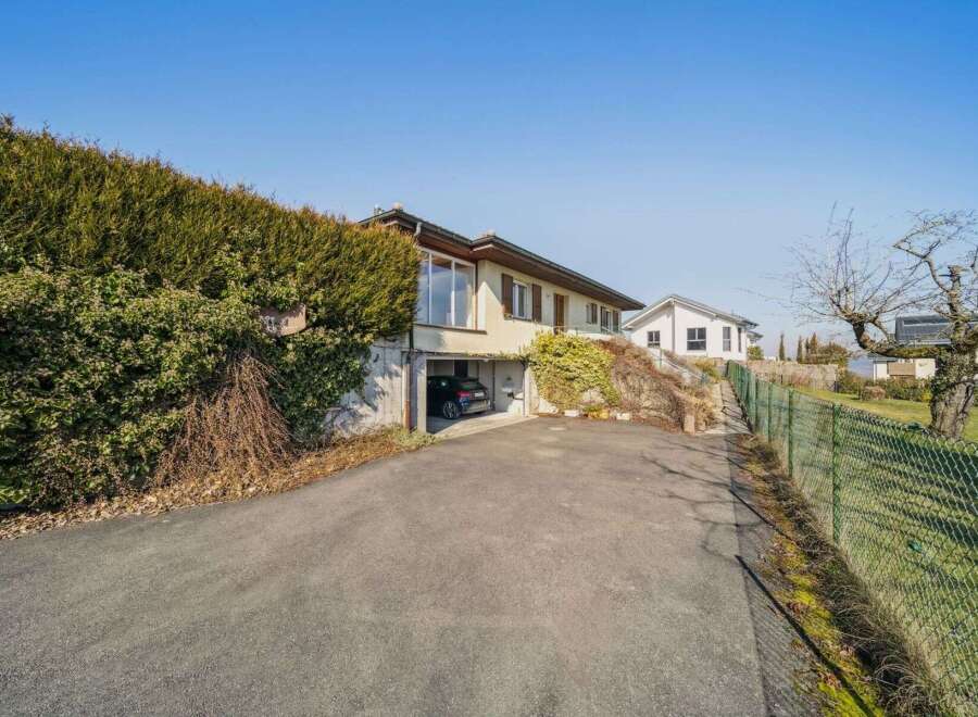 Discover this charming property featuring a modern design and a convenient garage.