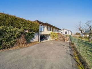 Discover this charming property featuring a modern design and a convenient garage.