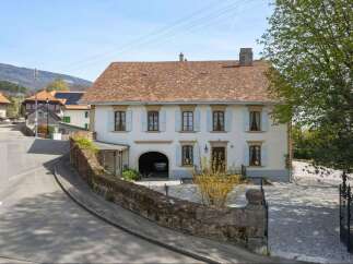 Discover this charming property, a beautiful house with a classic design.