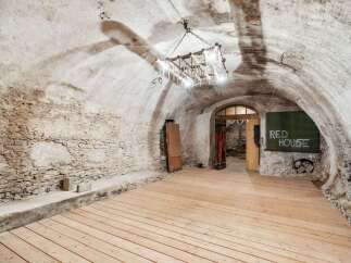 Discover the unique charm of this property, featuring a beautifully designed interior with exposed stone walls and a wooden floor.