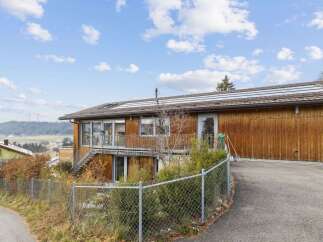 Discover this stunning property featuring a modern design and a warm wooden exterior.