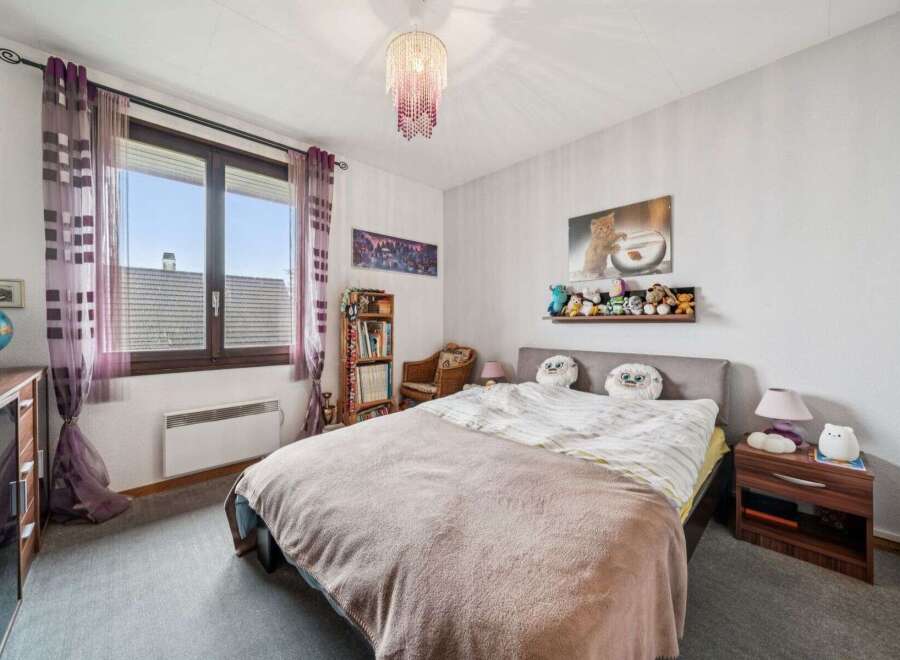 Discover this charming bedroom, perfect for a cozy retreat.