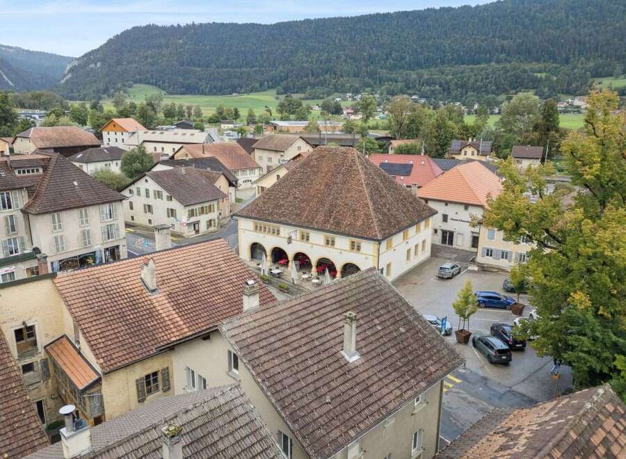 Discover the charm of this picturesque village nestled amidst stunning mountain scenery.