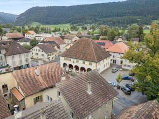 Discover the charm of this picturesque village nestled amidst stunning mountain scenery.