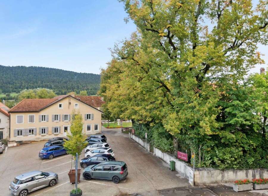 Discover a charming property nestled in a picturesque setting, offering a blend of comfort and convenience.
